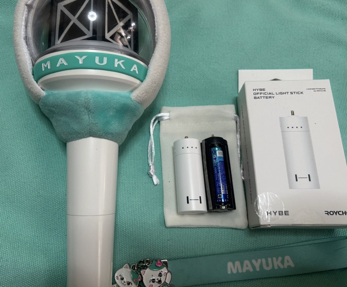 okataro1541's tweet photo. ハイブのソケット使えないーー😭😭😭
便利だったのになー🥺
また乾電池持ち運ばないと。。
#NiziU 
#NiziU_LightStick_Ver2 https://t.co/YPMNn53Mzg