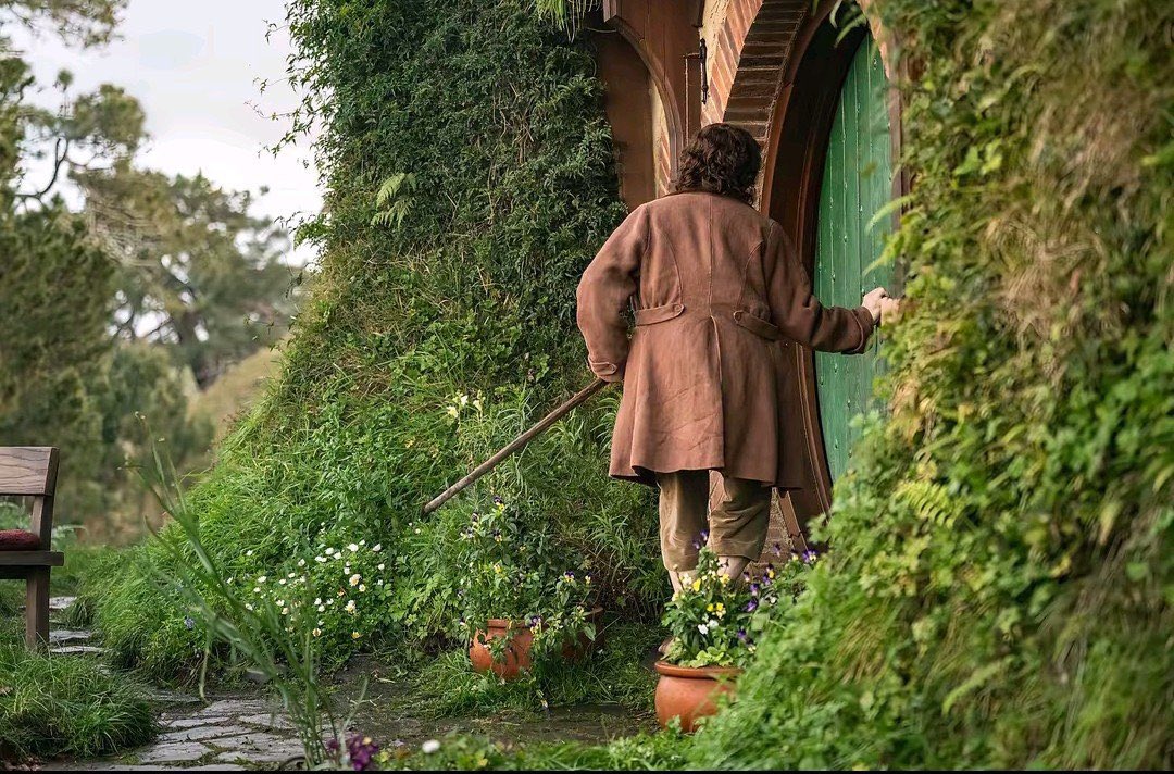 Primer vistazo a Frodo en 'EL SEÑOR DE LOS ANILLOS: LA CAZA DE GOLLUM'.