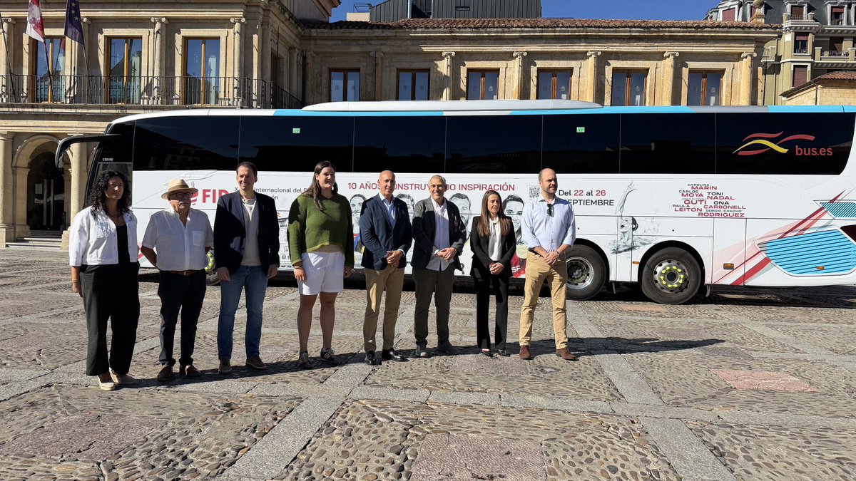 LeonAyto's tweet photo. La ciudad de #LeónEsp acoge este miércoles la segunda jornada de @forosfid que arranca con el autobús promocional de Alsa en la plaza de San Marcelo con una de las protagonistas del día: Paula Leitón. https://t.co/lVatkleilk