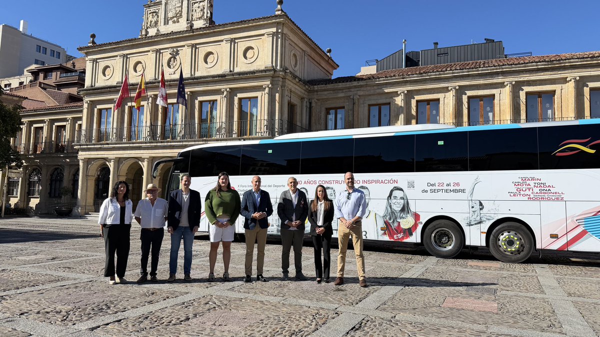 LeonAyto's tweet photo. La ciudad de #LeónEsp acoge este miércoles la segunda jornada de @forosfid que arranca con el autobús promocional de Alsa en la plaza de San Marcelo con una de las protagonistas del día: Paula Leitón. https://t.co/lVatkleilk