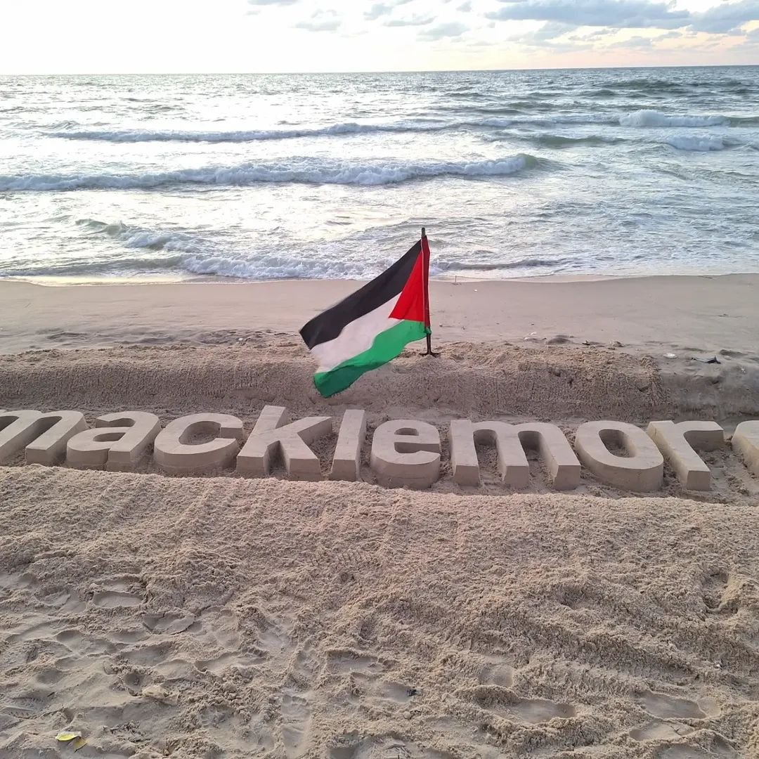BronzyGuevara's tweet photo. Macklemore carved from the Sand in Gaza. https://t.co/l2ZmSnR2tY