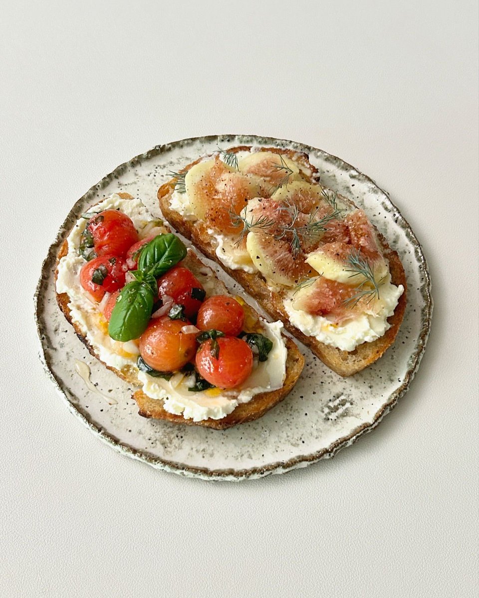 AngelesGarjki's tweet photo. Hoy comí un bocadillo de jamón ibérico con tomate recién hecho, perfecto para la tarde!， https://t.co/lvy7UdVfz7