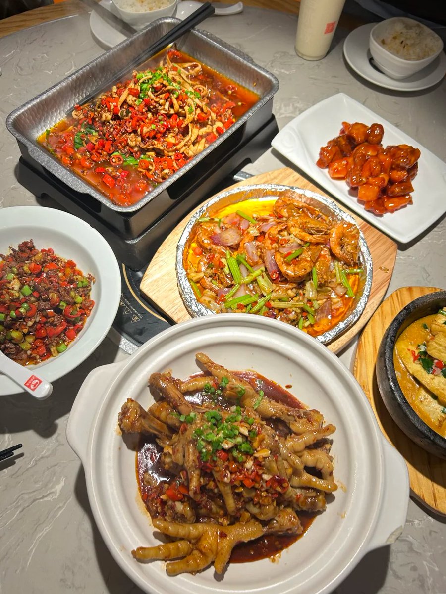 dipakkatara18's tweet photo. Dinner feast time! Spicy sizzling shrimp, squid and sweet sour pork. Full of Chinese restaurant flavors.#ChineseCuisine #FoodFeast #DinnerVibes https://t.co/2sDLKIyfmB
