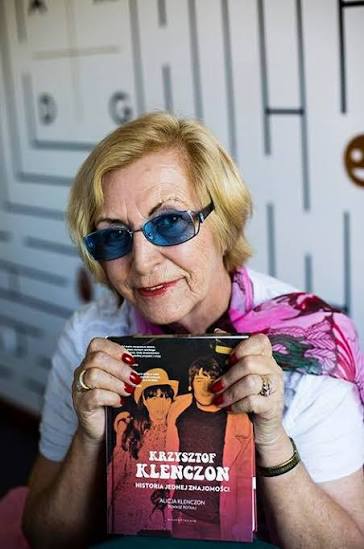 KtoUmarl's tweet photo. Alicja „Bibi” Klenczon – 🇵🇱 wdowa po muzyku, kompozytorze i wokaliście Krzysztofie Klenczonie. Po śmierci męża w 1981 r. przez dziesięciolecia pielęgnowała pamięć o jego twórczości i angażowała się w wydarzenia poświęcone jego dorobkowi. https://t.co/waicC1f3qx