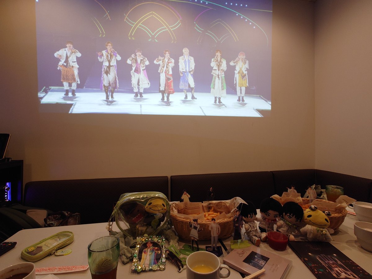 sana01311225's tweet photo. 本日は薮ちゃんの入所日ですので、薮担の友達達と新宿JUMP広告前で集合し、 #メロリ のロケ地コパボウルさんで3ゲーム🎳ちょうどJUMPが撮影したレーンで楽しく過ごし、#Ssay 鑑賞会しました💚帰ってホムパ見て、アルバムが楽しみー✨✨✨大好きです #HeySayJUMP https://t.co/jBGVgsplfc