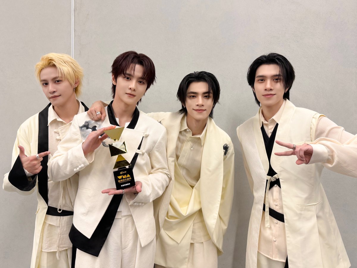 WayV_official's tweet photo. WayV at Weibo Music Awards 2026
年度突破团体🏆💚

#WayV #威神V
#WayVxWMA2026
#WeiboMusicAwards2026 #WMA https://t.co/HclhszDUsw