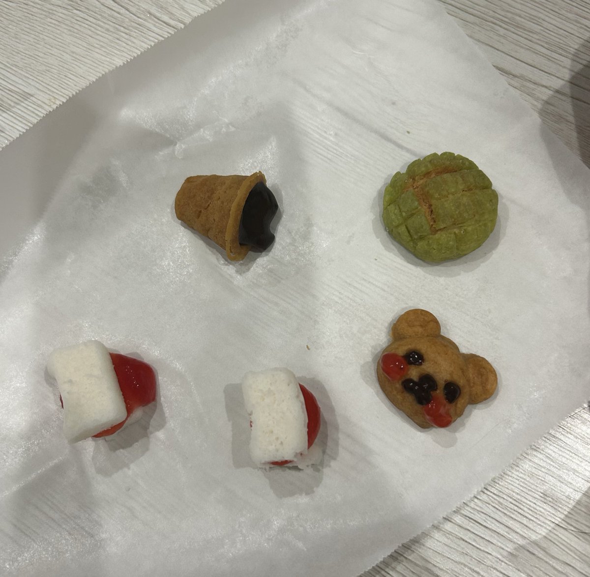 roki_6's tweet photo. 知育菓子で遊ぶ大人と見守るﾈｯｺ🐱 https://t.co/pDFn2eLSiK