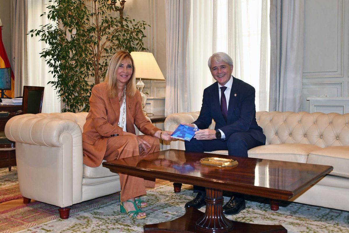Abogacia_es's tweet photo. ⚖️ El presidente de Abogacía Española, @SGMSALVADOR1, se ha reunido este jueves con la presidenta del Tribunal Supremo y del @PoderJudicialEs para hacer entrega de la Memoria Anual 2025 de la institución y abordar los principales retos de la Justicia. https://t.co/bEOiwXDAM1