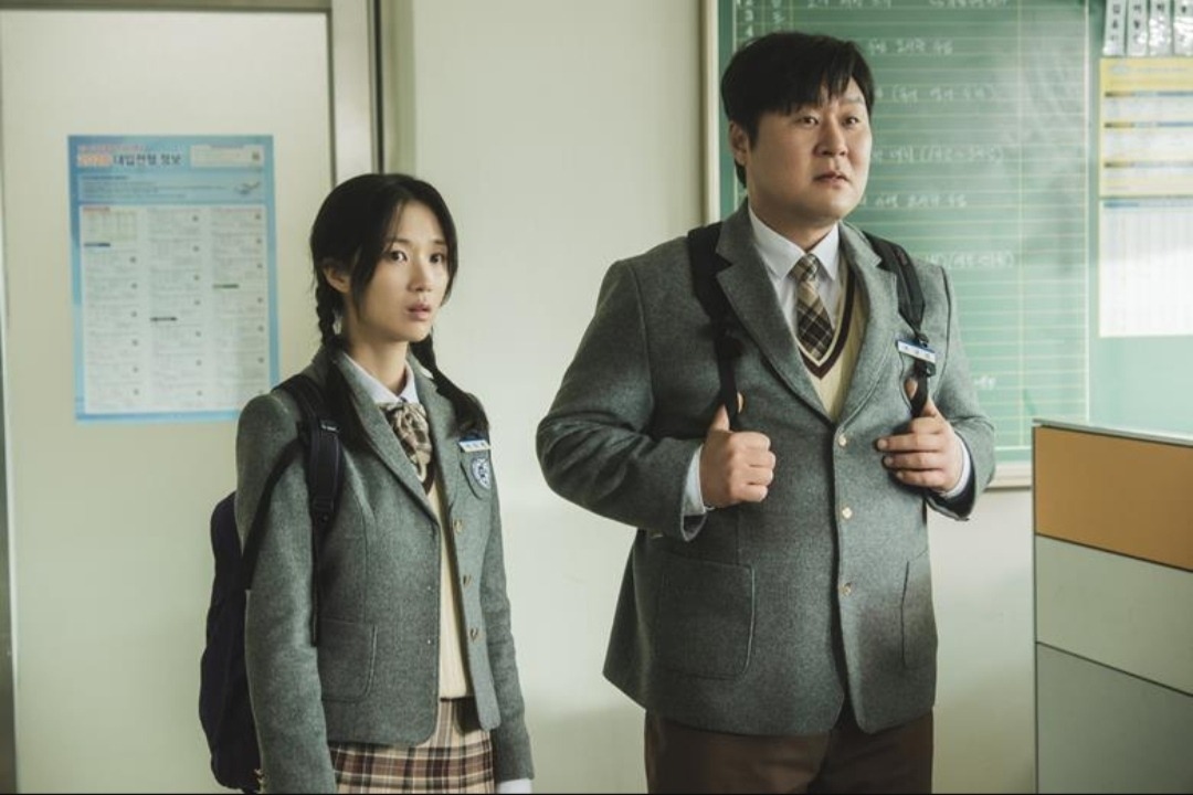 kdrama_menfess's tweet photo. •kdm• first still cut film Highschool Detective

coba tebak siapa yang jadi murid SMA asli? 🤣 https://t.co/QPlf1OJcyZ