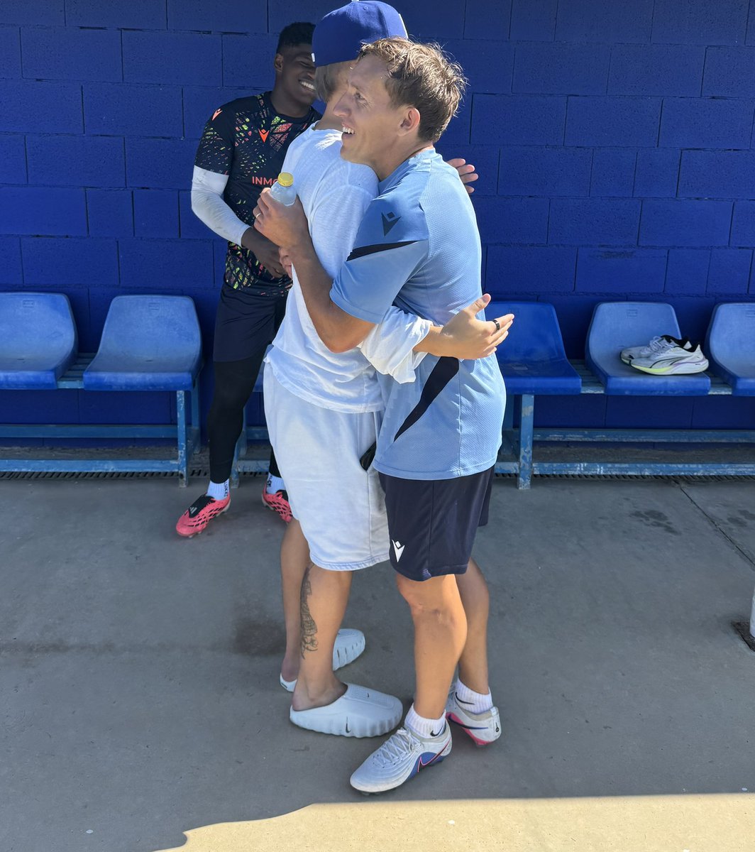 FCCartagena_efs's tweet photo. 🆕Hoy hemos recibido una visita muy especial en el entrenamiento en @PinatarArena. 

🫶🏾Nuestro ex futbolista Isak Jansson ha estado en el entrenamiento del Efesé, aprovechando este período de descanso por el Parón FIFA. 

🤍Siempre es un placer verte. Mucha suerte, Isak🖤 https://t.co/5N3zcuttOr