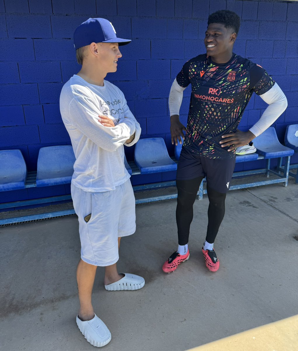 FCCartagena_efs's tweet photo. 🆕Hoy hemos recibido una visita muy especial en el entrenamiento en @PinatarArena. 

🫶🏾Nuestro ex futbolista Isak Jansson ha estado en el entrenamiento del Efesé, aprovechando este período de descanso por el Parón FIFA. 

🤍Siempre es un placer verte. Mucha suerte, Isak🖤 https://t.co/5N3zcuttOr