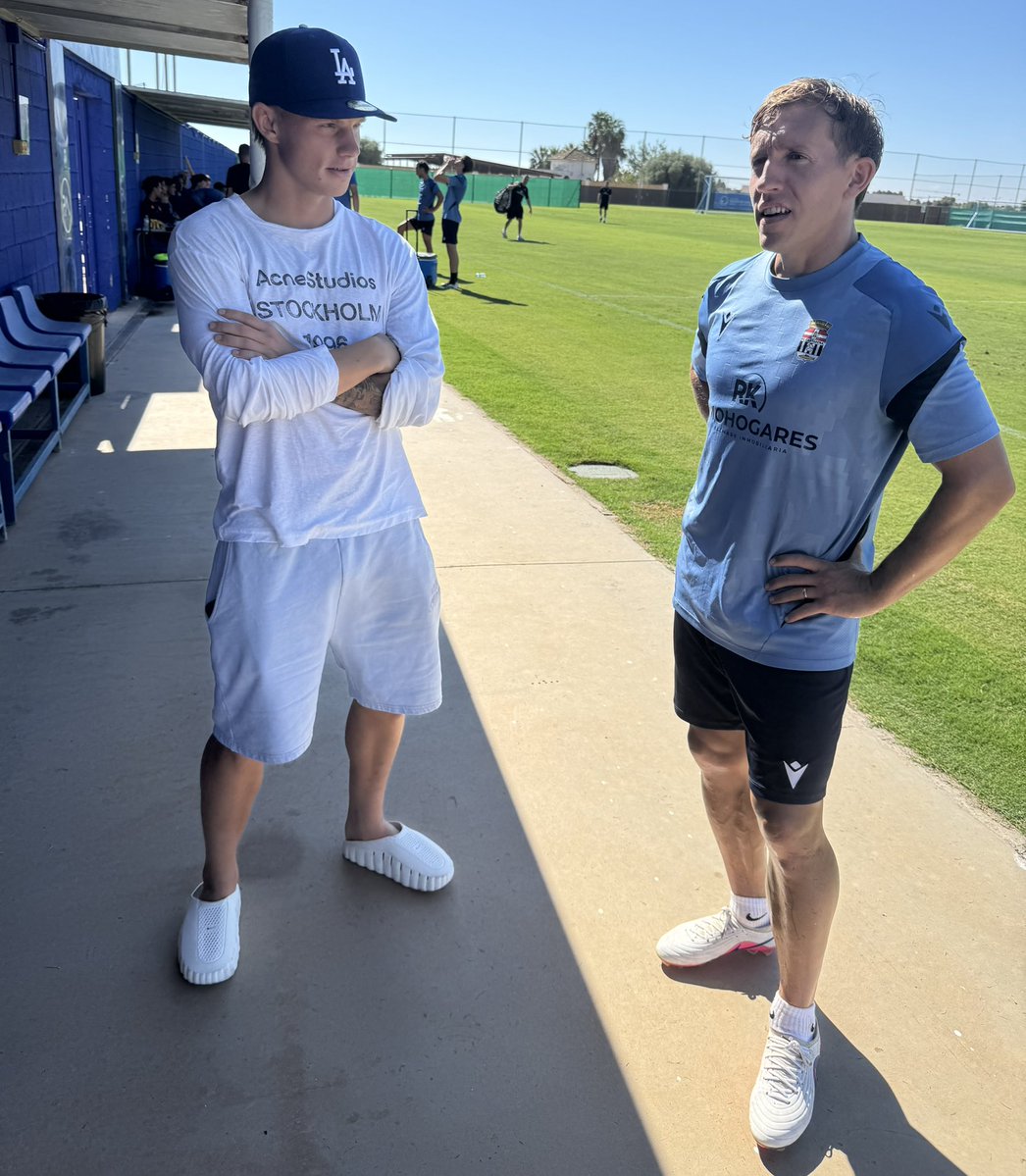 FCCartagena_efs's tweet photo. 🆕Hoy hemos recibido una visita muy especial en el entrenamiento en @PinatarArena. 

🫶🏾Nuestro ex futbolista Isak Jansson ha estado en el entrenamiento del Efesé, aprovechando este período de descanso por el Parón FIFA. 

🤍Siempre es un placer verte. Mucha suerte, Isak🖤 https://t.co/5N3zcuttOr