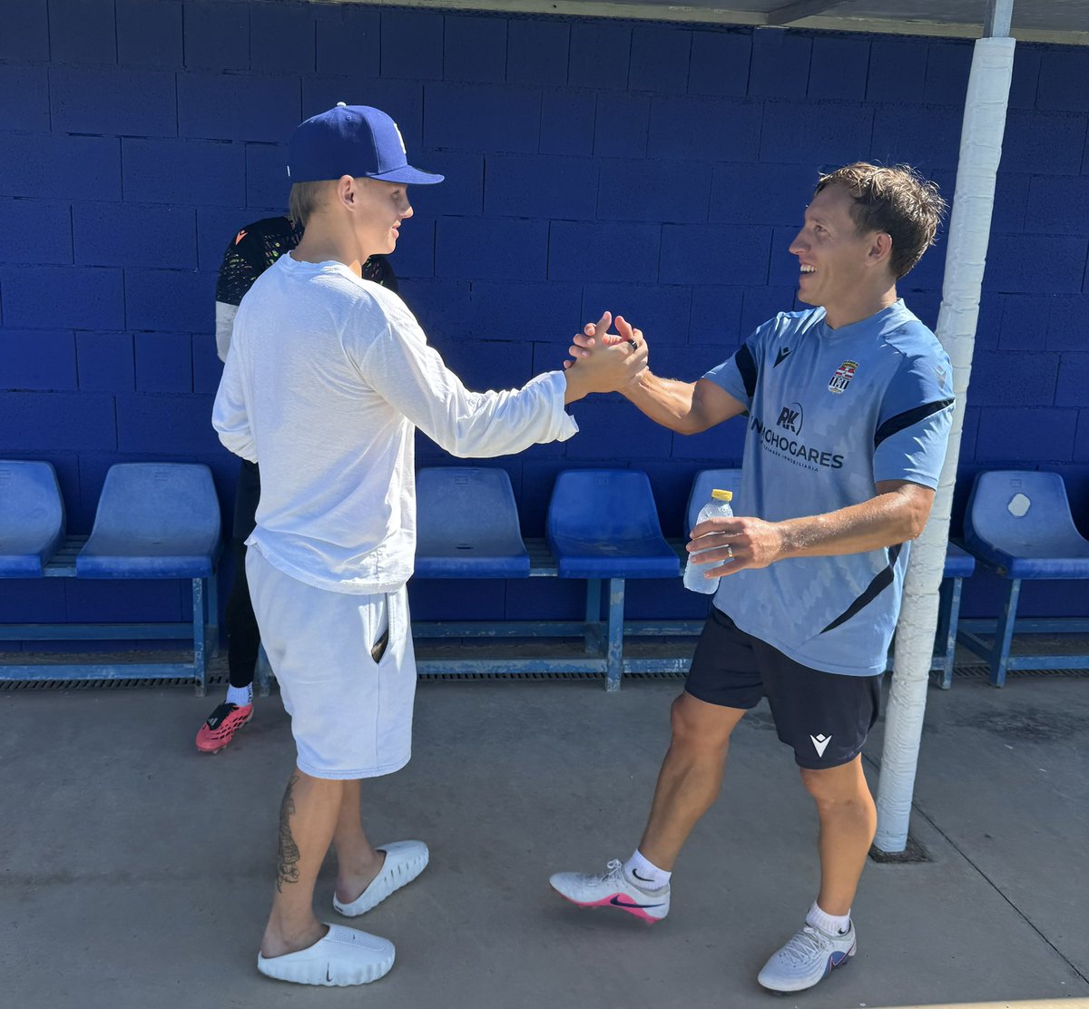 FCCartagena_efs's tweet photo. 🆕Hoy hemos recibido una visita muy especial en el entrenamiento en @PinatarArena. 

🫶🏾Nuestro ex futbolista Isak Jansson ha estado en el entrenamiento del Efesé, aprovechando este período de descanso por el Parón FIFA. 

🤍Siempre es un placer verte. Mucha suerte, Isak🖤 https://t.co/5N3zcuttOr