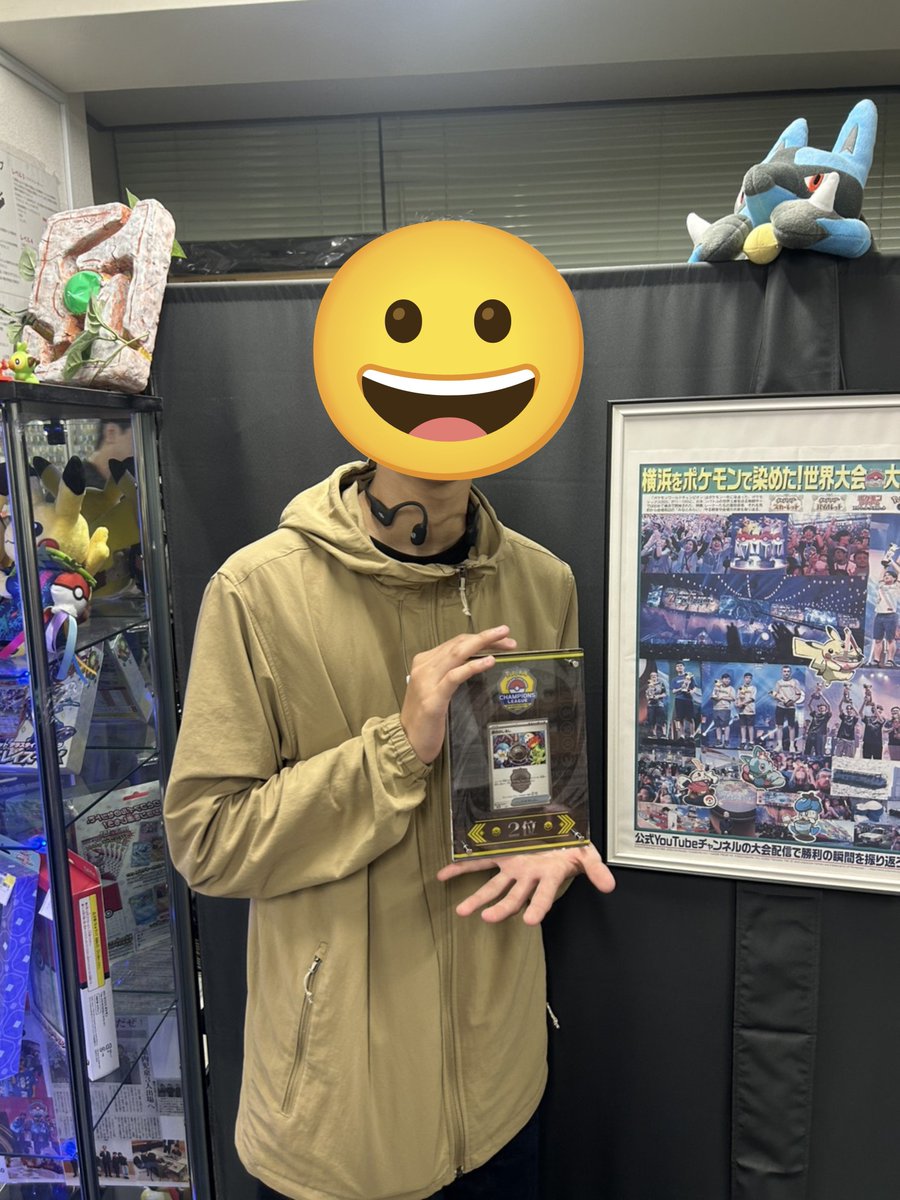 Thetoreca's tweet photo. CL横浜シニアリーグで見事準優勝を収められた当店常連そうてん選手が、
景品の盾を持ってご来店くださいました！👀

現状に満足することなく、世界の舞台にふさわしい実力を身につけられるように精進していきたいというお気持ちを語ってくれました✨

そうてん選手、本当にお疲れ様でした！
今後のご活躍も期待しております！🔥