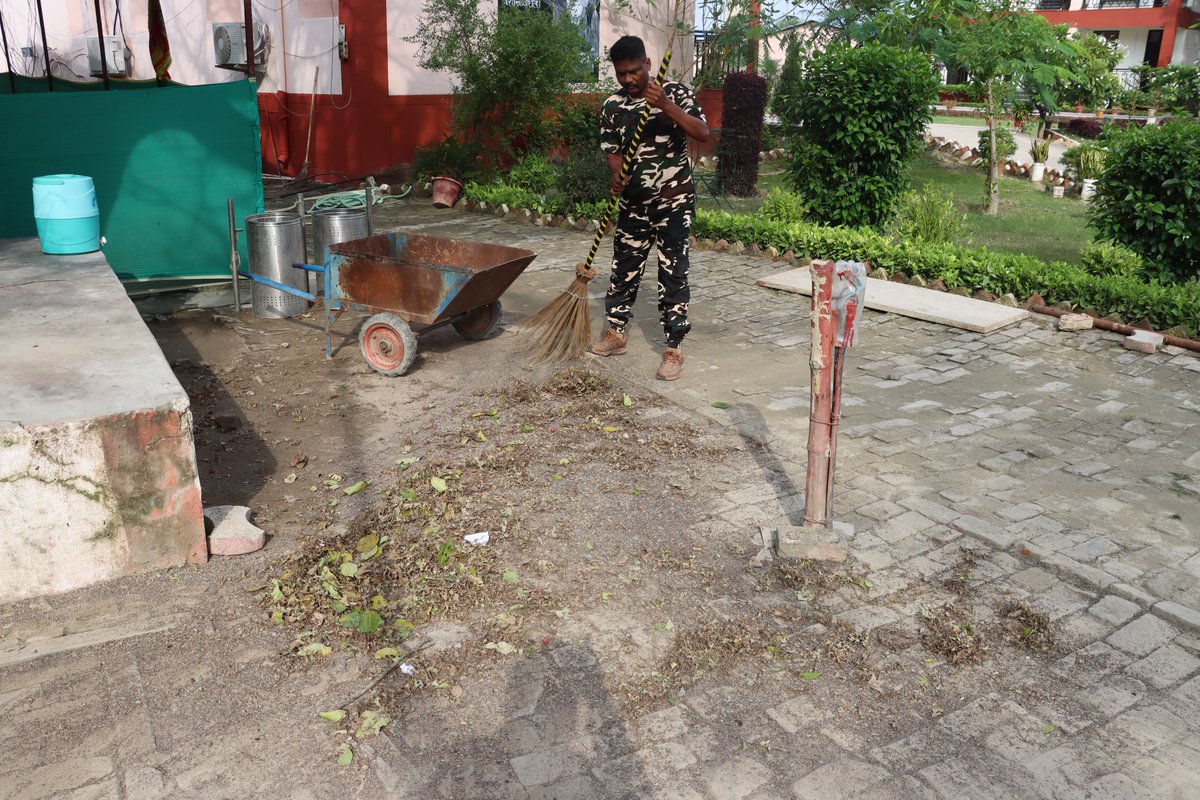 fourth12268's tweet photo. 🧹 विशेष अभियान 6.0 के अंतर्गत स्वच्छता अभियान 🧹
विशेष अभियान 6.0 के अंतर्गत वाहिनी परिसर में स्वच्छता अभियान चलाया गया । अभियान के दौरान मंदिर परिसर एरिया की साफ-सफाई कर स्वच्छ एवं सुव्यवस्थित वातावरण सुनिश्चित किया गया । https://t.co/EwtksWYbmH