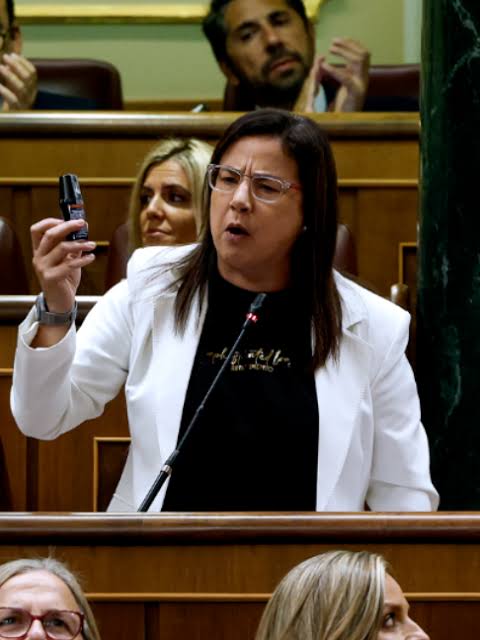 D_S_Iglesias's tweet photo. ☕️🖋️El giro más surrealista de la mañana en la Carrera de san Jeronimo:

La diputada del PP, Ana Vázquez, le entrega el spray a un responsable de comunicación del Partido Popular para que lo “limpie” antes de dárselo a la Policí y así intentar colar que estaba vacío.

El "buen asesor"  se va al edificio 36 de la Carrera de San Jerónimo, entra al lavabo… y lo acciona tres veces "sin querer".

Resultado: el spray no estaba vacío y la "lía parda".

Después se lo devuelve a Ana Vázquez. Ella se lo entrega a la policía mintiendo.

Esto es el Congreso. En 2026.
El del PP de Feijóo que vino "para hacer política de adultos" y el de Borja Sémper de la "educación".

Jumanji en estado puro.

[✒︎△ | @D_S_Iglesias | ☕️🖋️♟️]