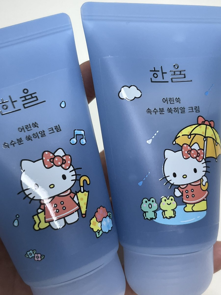 snprl08's tweet photo. 한율 키티 콜라보 제품 두개 이상 구매시 키티 행잉파우치 증정이 있어서 평소에도 잘 쓰던 세럼과 크림을 샀는데 진짜 후회없어요,,

세럼이랑 크림도 할인+기획이라 이득인데

저 행잉파우치가 진짜 너무귀엽고 칸도 잘 나뉘어있어서 화장품 파우치로 들고다니기 좋을 것 같아요 https://t.co/sqkFWf2wvF