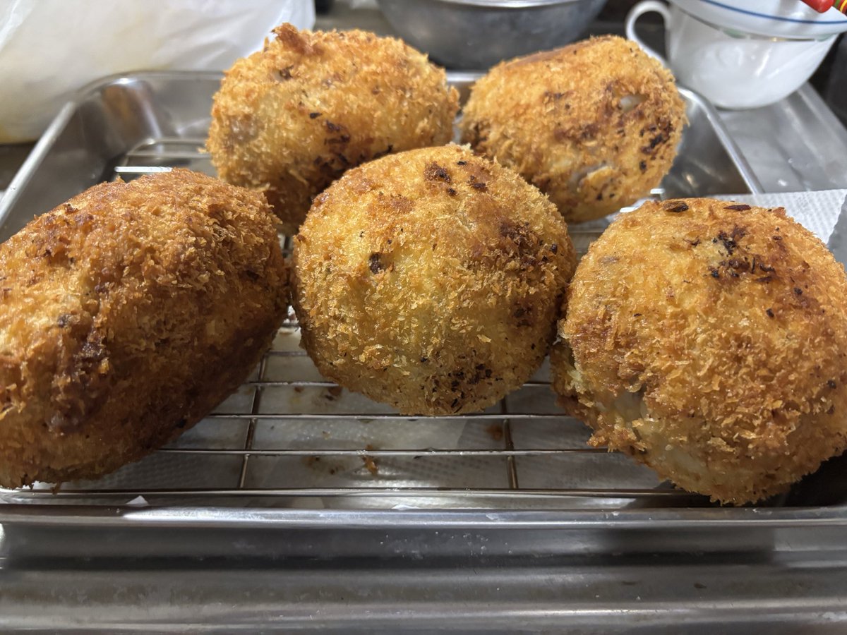 anzu8321581's tweet photo. 家族の誕生日だったからコロッケをたくさん作った🥔
今年の芋はとても良い出来だと思う。美味しかった😋 https://t.co/uNQ3ebfXWB