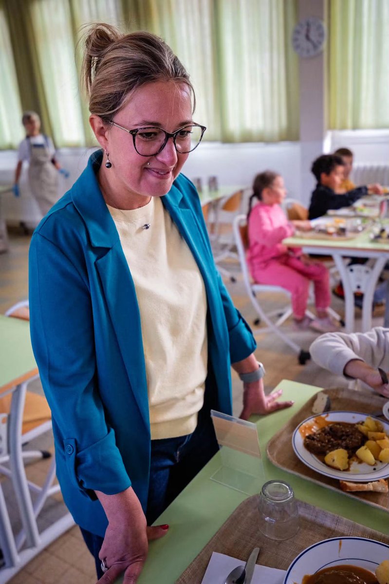 villedesalbris's tweet photo. 🍇 À Salbris, chaque jour, les agents de la restauration scolaire préparent et servent les repas des 210 enfants. Une attention particulière est portée à la qualité des produits : fruits et légumes proposés sont issus de l’agriculture biologique et de producteurs de notre région. https://t.co/WSyAEAGvm3