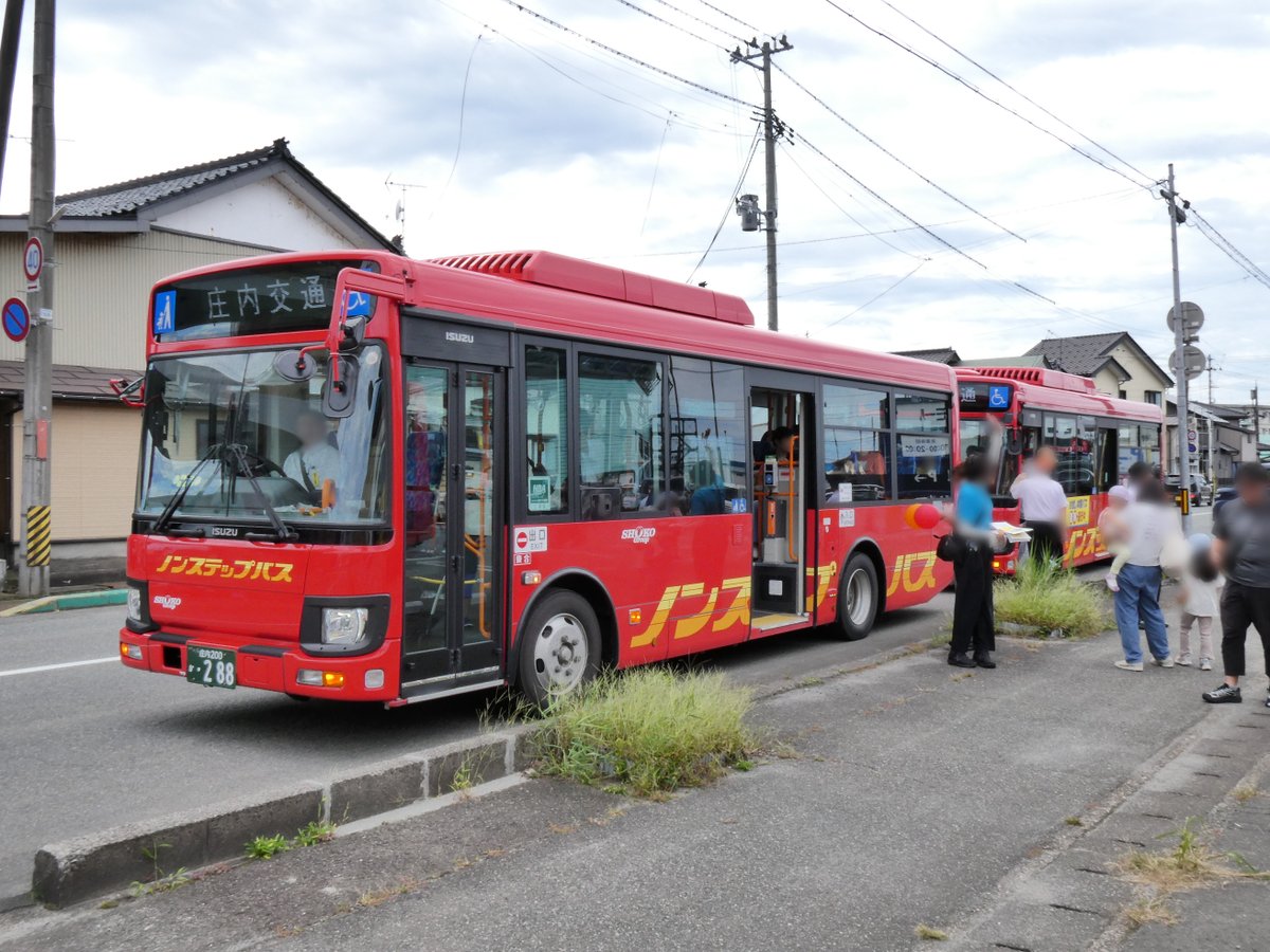 debo6486's tweet photo. 庄内観光物産館までのお試し体験路線バスは物凄い人気で積み残しが出る程。急遽増発便が出された事もあって、展示車含めエルガミオばかり3台も並ぶ光景が。(誰かが質問していたのを聞くに、全てここ1～2年の間にやってきた新入りとの事)　ボタン式ATの操作も間近で見られて楽しかった。 https://t.co/8YkIhgMile