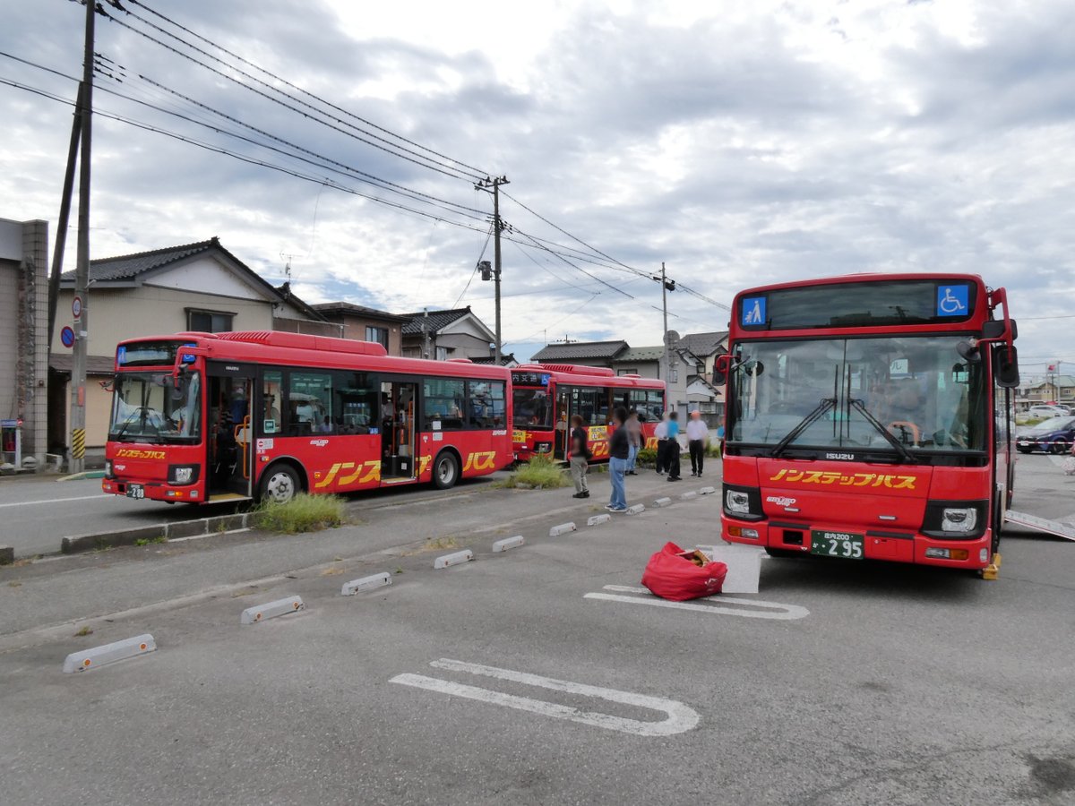 debo6486's tweet photo. 庄内観光物産館までのお試し体験路線バスは物凄い人気で積み残しが出る程。急遽増発便が出された事もあって、展示車含めエルガミオばかり3台も並ぶ光景が。(誰かが質問していたのを聞くに、全てここ1～2年の間にやってきた新入りとの事)　ボタン式ATの操作も間近で見られて楽しかった。 https://t.co/8YkIhgMile
