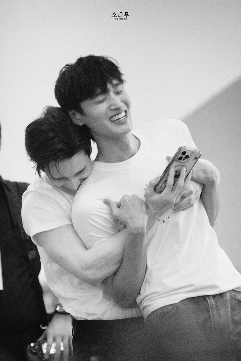 pPinetree8's tweet photo. อะไรกันคับเนี่ยยย 😆😆

NOUR X MINI MEET DAY
#NourTheSeriesEp7
་۪ #BossTong #Bossirr #tongtong ﾉ* https://t.co/zzhreKlBlt