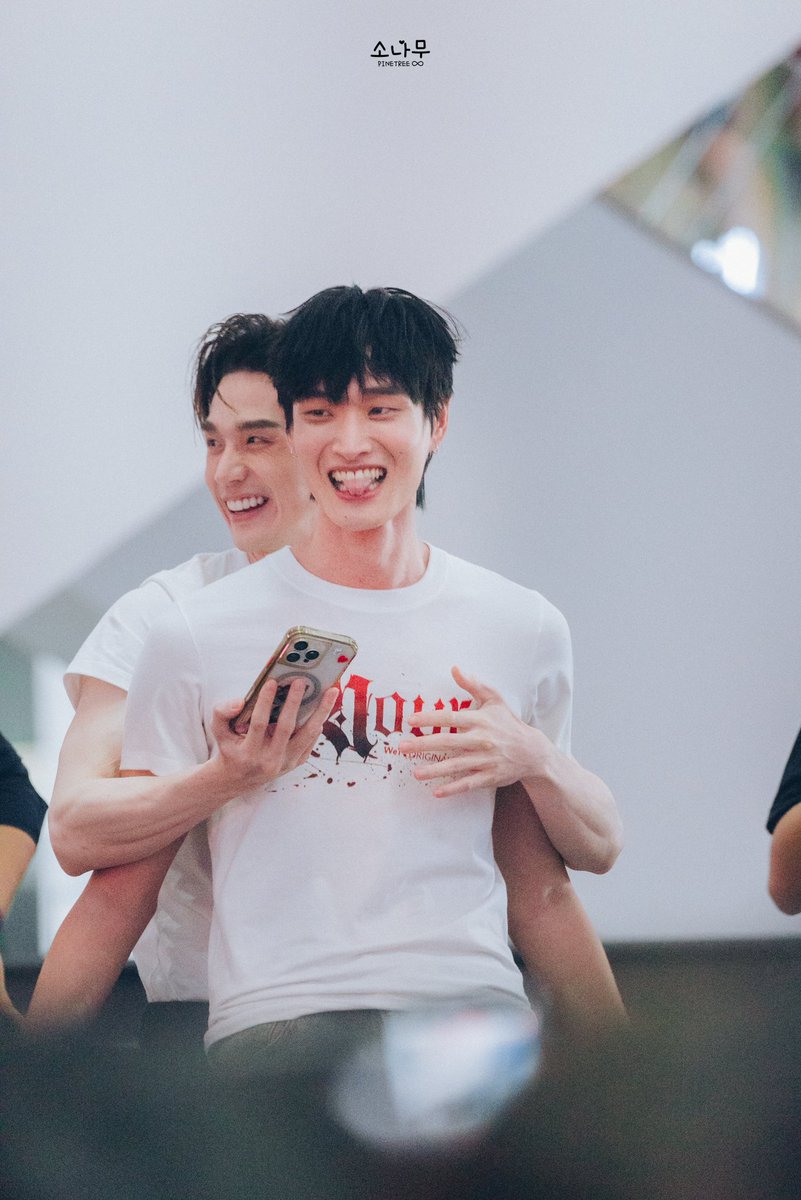 pPinetree8's tweet photo. อะไรกันคับเนี่ยยย 😆😆

NOUR X MINI MEET DAY
#NourTheSeriesEp7
་۪ #BossTong #Bossirr #tongtong ﾉ* https://t.co/zzhreKlBlt