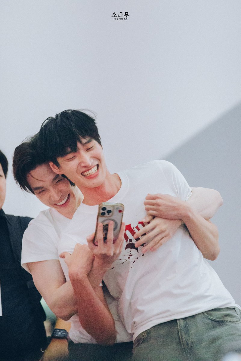 pPinetree8's tweet photo. อะไรกันคับเนี่ยยย 😆😆

NOUR X MINI MEET DAY
#NourTheSeriesEp7
་۪ #BossTong #Bossirr #tongtong ﾉ* https://t.co/zzhreKlBlt