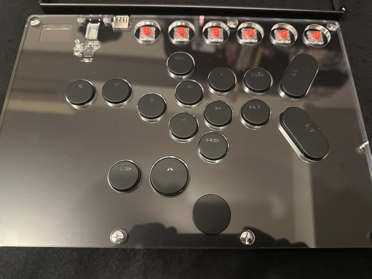 yabenohobby's tweet photo. これがコントローラー。うちの天井が映り込んでいる。申し訳ない。
かなりシンプル。なもんで、早速シールを挟むことにした。アルミバンパーとって、メ��ューボタンとって、ネジをとると開けられる。 https://t.co/WRNU4UpREU