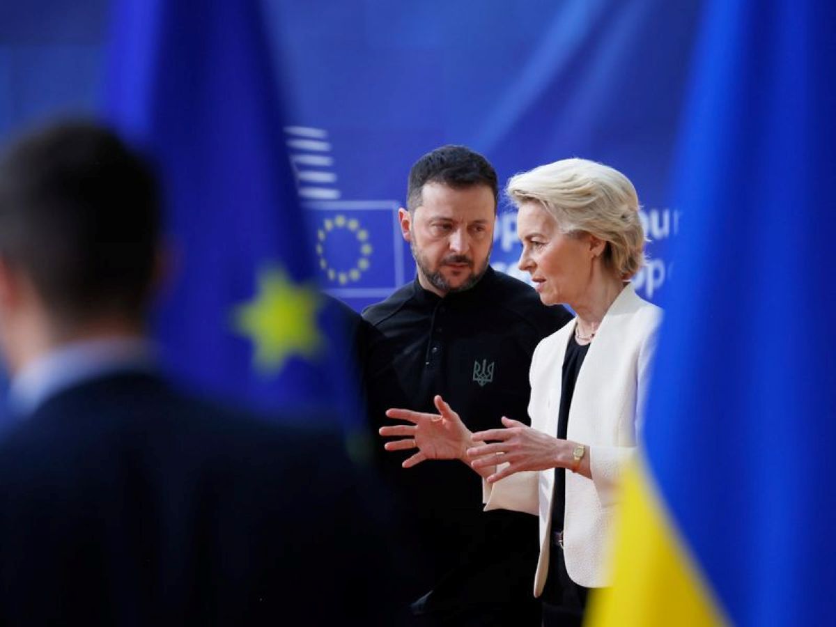 zer0corruption_'s tweet photo. Видання Bloomberg пише, що розмова Володимира Зеленського та Урсули фон дер Ляєн у Нью-Йорку була напруженою.

Президент просить допомогти закрити величезну діру у бюджеті, у відповідь представники ЄС нагадують: для додаткового фінансування від України очікують прогресу з реформами.

❗ Перелік вимог давно відомий. Але замість того, щоб у поті чола виконувати потрібні умови, депутати пішли на тривалі канікули. Знову. 

Після засідання 17 вересня повернення депутатів до сесійної зали очікується аж 13 жовтня. Схожа, майже місячна пауза, була у серпні. 

Тобто поки Зеленський просить у ЄС додаткові мільярди, його ж депутати знову майже на місяць забили на роботу. 

І це саме тоді, коли від швидкості ухвалення потрібних законів напряму залежить додаткове фінансування. 

Нагадаємо, ЄС, серед іншого, вимагає: 
▪️ Конкурс на посаду генпрокурора
▪️ Перезавантаження ДБР
▪️ Незалежні судові експертизи у справах НАБУ і САП
▪️ Повне скасування "правок Лозового"
▪️ Розширення підслідності НАБУ на всі топпосади. 

Але Зеленський та його депутати саботують виконання цих вимог.