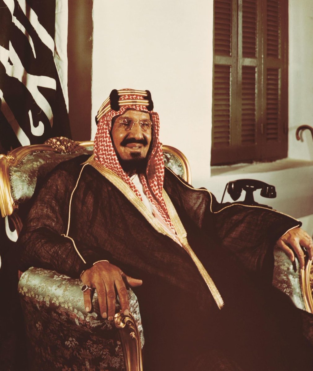 alsaidy_aziz's tweet photo. في حرب تهامة عام 1934م، تحركت قبائل بادية الحجاز ملبية نداء الواجب تنفيذًا لخطة الملك عبد العزيز طيب الله ثراه، ومن هذه القبائل هُذيل، أقبلوا تحت لواء القبيلة التي قال شاعرها الشيخ سند بن ناجي بن محمد السعيدي رحمه الله في معراض الحرابي أمام الأمير فيصل آنذاك:

فيصل العز يا أمير القبايل .. يا سراجٍ على ضوّه نسير
جاتك هذيل يقدّمها دلايل .. كل صقرٍ بجنحانه يطير

ومن هؤلاء الصقور جدي (عروج بن عجل بن بخيتان السعيدي الهذلي) رحمه الله الذي سجل حضورًا بطوليًا في ميادين الشرف، زاحفًا مع جيش الأمير فيصل بن عبد العزيز رحمه الله لتأمين الساحل وتثبيت الأمن حتى دخول الحديدة.
وبعد السيطرة التامة، أرسل الأمير فيصل الأبيات الشهيرة:

يا طارشي يَمّ الإمام العَوْد .. قله بنينا بالبخوت خيام
جينا الحديدة والزيود شهود .. يوم أدبروا مثل النعام

واليوم، نستلهم من ذلك الحزم التاريخي يقظتنا الاستراتيجية؛ فسيادة أراضينا وأمن بلادنا خط أحمر لا يقبل المساومة، وستظل المملكة ركيزة الاستقرار وعونًا لشرعية واستقرار جيرانها.

#عزنا_بشجاعتنا | دام عزك ياوطن 
#اليوم_الوطني_السعودي