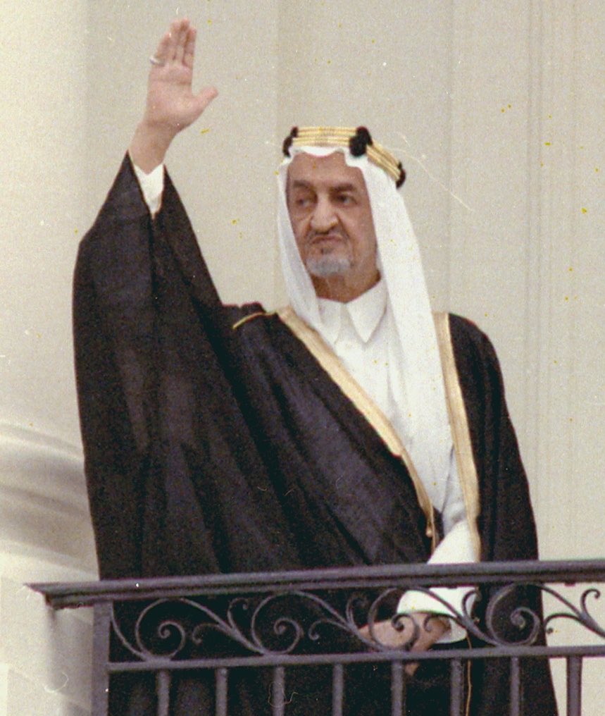 alsaidy_aziz's tweet photo. في حرب تهامة عام 1934م، تحركت قبائل بادية الحجاز ملبية نداء الواجب تنفيذًا لخطة الملك عبد العزيز طيب الله ثراه، ومن هذه القبائل هُذيل، أقبلوا تحت لواء القبيلة التي قال شاعرها الشيخ سند بن ناجي بن محمد السعيدي رحمه الله في معراض الحرابي أمام الأمير فيصل آنذاك:

فيصل العز يا أمير القبايل .. يا سراجٍ على ضوّه نسير
جاتك هذيل يقدّمها دلايل .. كل صقرٍ بجنحانه يطير

ومن هؤلاء الصقور جدي (عروج بن عجل بن بخيتان السعيدي الهذلي) رحمه الله الذي سجل حضورًا بطوليًا في ميادين الشرف، زاحفًا مع جيش الأمير فيصل بن عبد العزيز رحمه الله لتأمين الساحل وتثبيت الأمن حتى دخول الحديدة.
وبعد السيطرة التامة، أرسل الأمير فيصل الأبيات الشهيرة:

يا طارشي يَمّ الإمام العَوْد .. قله بنينا بالبخوت خيام
جينا الحديدة والزيود شهود .. يوم أدبروا مثل النعام

واليوم، نستلهم من ذلك الحزم التاريخي يقظتنا الاستراتيجية؛ فسيادة أراضينا وأمن بلادنا خط أحمر لا يقبل المساومة، وستظل المملكة ركيزة الاستقرار وعونًا لشرعية واستقرار جيرانها.

#عزنا_بشجاعتنا | دام عزك ياوطن 
#اليوم_الوطني_السعودي