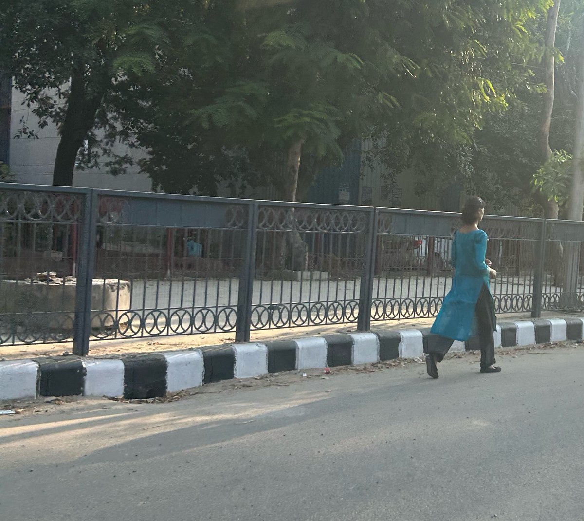 thesatbir's tweet photo. Hello @MunCorpGurugram the new footpaths from HUDA to Golf Course Rd is a good first step. There was no need to have railings on both side. Only the roadside would’ve worked. No one is using them because you can’t get in or out easily without walking extra for hundreds of steps. https://t.co/b2yuYs0HqS