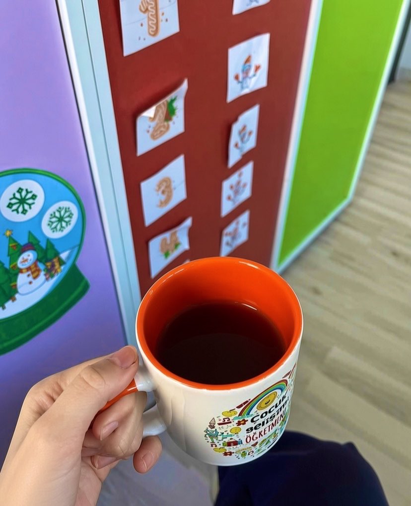 syma2222's tweet photo. Yoruldumm çok kraliçenizde kölelik yapıyor sistemin kölesi yani 🤪🤪 https://t.co/uqmbZhlijm