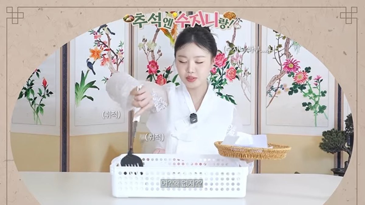quark11d's tweet photo. A 12 minutes vlog 🥰🥰🥰
SOOJIN looks so beautiful in a Hanbok 😍😍😍 https://t.co/TXoDBxDqMr