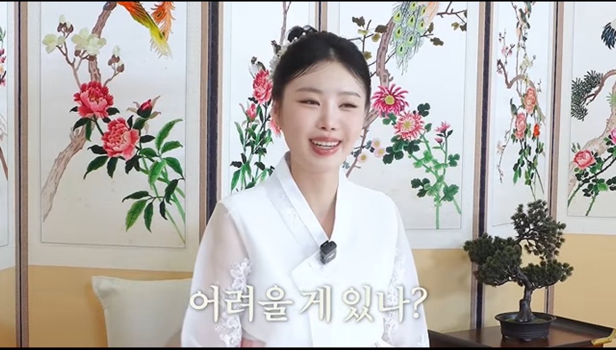quark11d's tweet photo. A 12 minutes vlog 🥰🥰🥰
SOOJIN looks so beautiful in a Hanbok 😍😍😍 https://t.co/TXoDBxDqMr