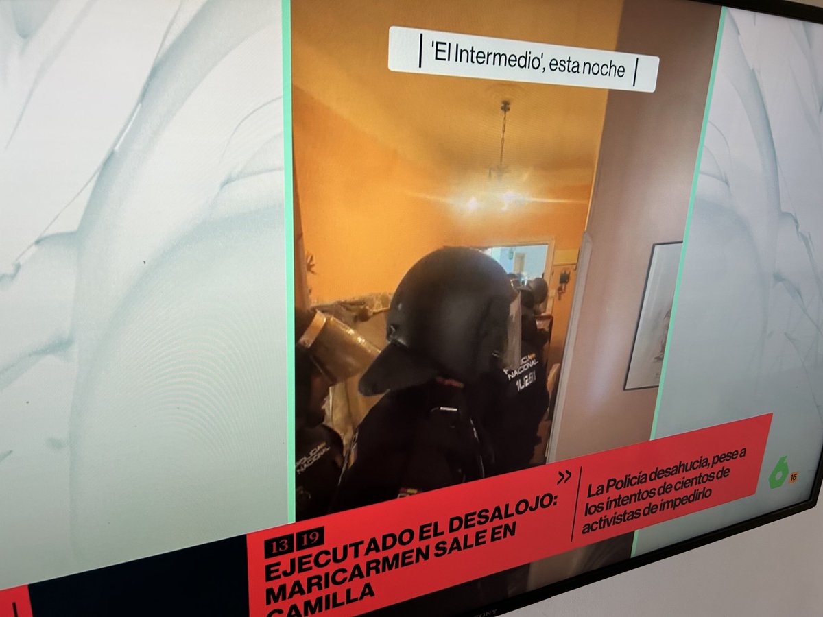 _InakiLopez_'s tweet photo. Diez agentes antidisturbios han tumbado la puerta de la casa de Maricarmen para acceder al inmueble. 
A esta hora Maricarmen está en la calle.
Urbagestion es ya propietaria de la casa de una anciana en silla de ruedas.
España es propiedad de los especuladores. https://t.co/bO7nTnAs1g