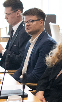 czardam's tweet photo. Jakub Kocjan z @AkcjaDemokracja bryluje w Sejmie na spotkaniu z delegacją Rady Europy.

Człowiek kierujący fundacją, której ludzie wg ustaleń @PatrykSlowik i @SzJadczak brali udział w przygotowywaniu anonimowych i nielegalnych spotów wyborczych uderzających w @NawrockiKn i @SlawomirMentzen i promujących Trzaskowskiego.

Na te akcje wydano ponad 400 tys. zł poza oficjalnymi komitetami - sprawa do dziś nie została wyjaśniona, a prokuratura umywa ręce