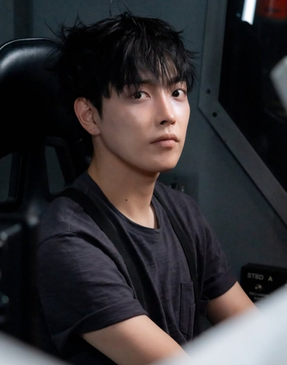 milkinhwa's tweet photo. love it when he look disheveled like he just rolled out of bed https://t.co/hXqVtnWwGd