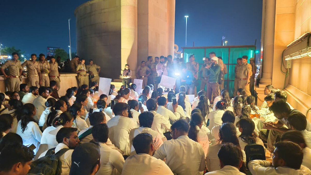 ShivamS08336413's tweet photo. दूसरे राज्य आयुष को सम्मान दे रहे हैं। UP के CM सनातन परंपरा से जुड़े हैं, आयुर्वेद-होम्योपैथी की बात करते हैं। फिर यहाँ अपमान क्यों?
@CMOfficeUP @moayush @DayaluBJP @brajeshpathakup @aajtak
#BoycottAyurvedaDay #आयुष_का_अधिकार_25000 https://t.co/l7bgXJPoAP