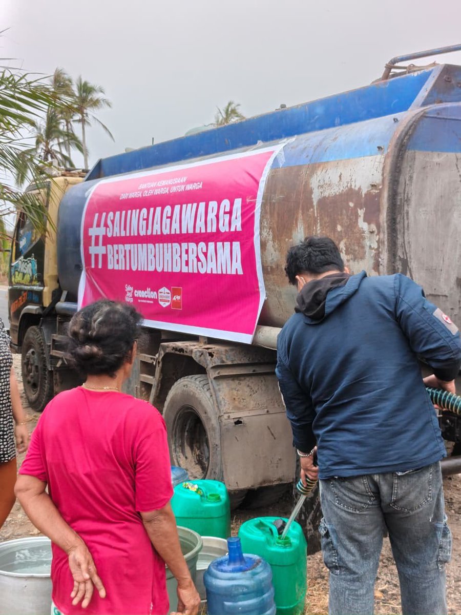 SalingJagaWarga's tweet photo. Salah seorang warga yang menerima distribusi air bersih hari ini sampai menangis di depan tim kami. 😔

Mungkin bagi kita air bersih terdengar sederhana. Di sini, satu jeriken air bisa berarti banyak.

Target kami 100.000 liter air bersih untuk menjangkau warga di pelosok Kalimantan yang sampai hari ini masih kesulitan mendapatkan air.

Kami masih terus bergerak. 
Semoga semakin banyak titik yang bisa kami jangkau.

#SalingJagaWarga
