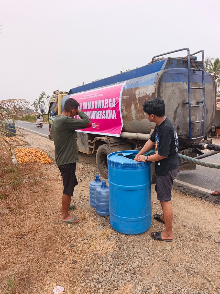 SalingJagaWarga's tweet photo. Salah seorang warga yang menerima distribusi air bersih hari ini sampai menangis di depan tim kami. 😔

Mungkin bagi kita air bersih terdengar sederhana. Di sini, satu jeriken air bisa berarti banyak.

Target kami 100.000 liter air bersih untuk menjangkau warga di pelosok Kalimantan yang sampai hari ini masih kesulitan mendapatkan air.

Kami masih terus bergerak. 
Semoga semakin banyak titik yang bisa kami jangkau.

#SalingJagaWarga