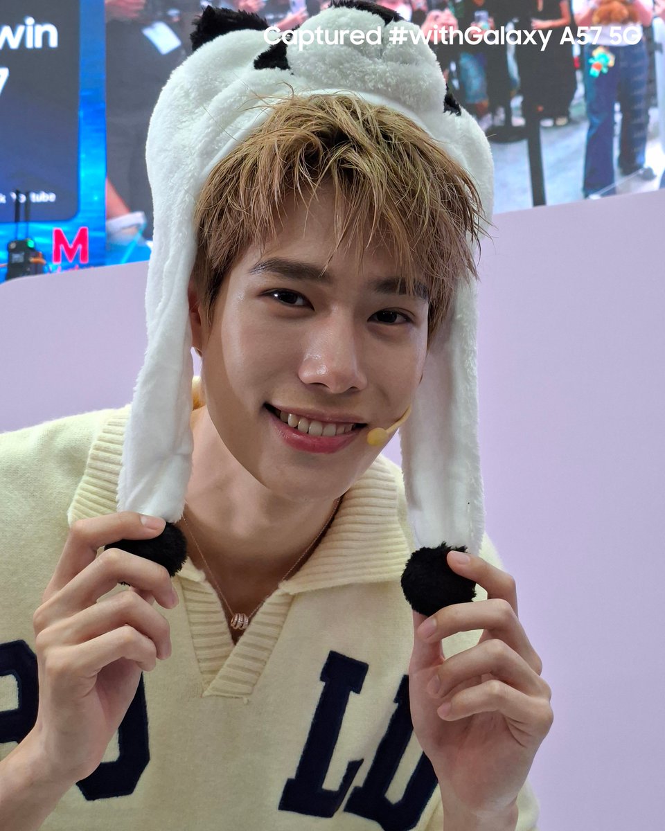 SamsungThailand's tweet photo. ส่งท้ายแบบยิ่งใหญ่กับพุพุ ! 🤍🐼

กับ Samsung Galaxy A57 VDO มุมกว้าง Moment
เก็บครบทุกโมเมนต์แบบเต็มเฟรมแบบมุมกว้าง 
พร้อมความคมชัดระดับ 4K 📸 ✨

พี่ ซซ ขอบคุณทุกโมเมนต์
ที่ทำให้งานนี้เต็มไปด้วยรอยยิ้มม และความประทับใจแบบล้นฮอลล์

อยากน่ารักทะลุจอแบบ พุพุ ต้องใช้ Galaxy A57 5G💙✨

#GalaxyxPhuwin #GalaxyA57 #Samsung