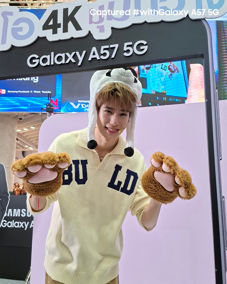 SamsungThailand's tweet photo. ส่งท้ายแบบยิ่งใหญ่กับพุพุ ! 🤍🐼

กับ Samsung Galaxy A57 VDO มุมกว้าง Moment
เก็บครบทุกโมเมนต์แบบเต็มเฟรมแบบมุมกว้าง 
พร้อมความคมชัดระดับ 4K 📸 ✨

พี่ ซซ ขอบคุณทุกโมเมนต์
ที่ทำให้งานนี้เต็มไปด้วยรอยยิ้มม และความประทับใจแบบล้นฮอลล์

อยากน่ารักทะลุจอแบบ พุพุ ต้องใช้ Galaxy A57 5G💙✨

#GalaxyxPhuwin #GalaxyA57 #Samsung