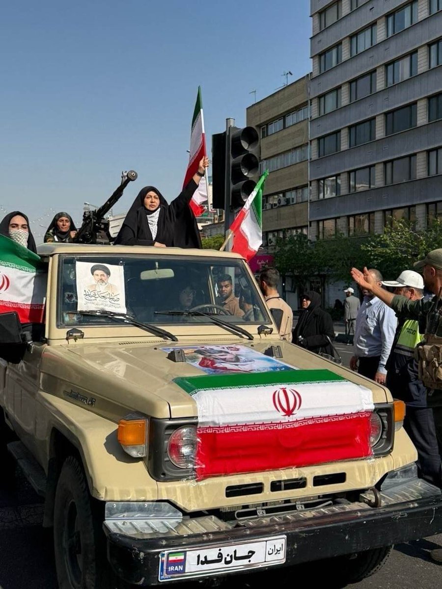 Baran611838's tweet photo. وقتی که مردم همدیگر رابه میدان داری دعوت می کنند
اتفاق ساده ای نیست
همین کارانقلاب رابه عزت وپیروزی میرساند
#جانفدایان_فارس
#جانفدایان_شیراز https://t.co/iVOzAFCWdB