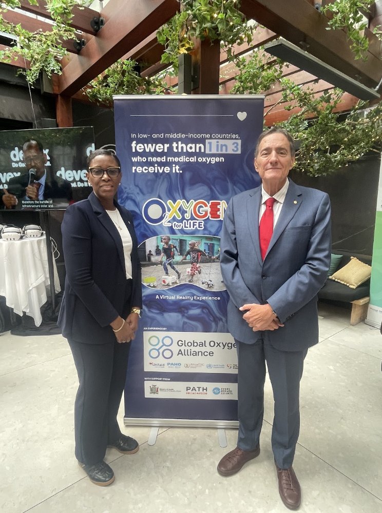 EBCCoalition's tweet photo. 🙏 Dr Jarbas Barbosa @DirOPSPAHO & Assistant Director Rhonda Sealey-Thomas from @pahowho for your leadership on ⬆️ access to medical #oxygen in the region!

We ♥️ seeing you at the Oxygen For Life VR experience @devex during #UNGA81

#GO2AL #InvestinOxygen @UNITAID @PATHtweets @Rem5Studios