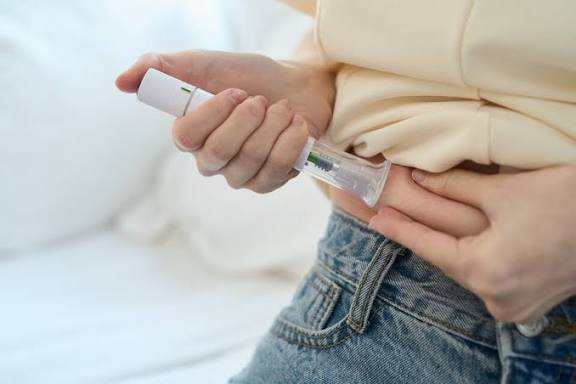 e_basin's tweet photo. 🚨 Milyonlarca kişi kullanıyor: zayıflama iğnelerinde görme kaybı alarmı!

💉 Ozempic, Wegovy ve Rybelsus gibi semaglutid içeren ilaçlar, ABD’de görme kaybı iddialarıyla açılan davaların merkezinde.

👁️ Avrupa İlaç Ajansı (EMA) ise NAION adlı göz hastalığını bu ilaçlar için “çok nadir” yan etki olarak ürün bilgilerine ekledi.

⚠️ Ani görme kaybı veya belirgin görme değişikliği yaşayanların acilen sağlık kuruluşuna başvurması gerekiyor.

📌 Davaların açılmış olması, ilaçların kesin olarak görme kaybına neden olduğunun kanıtlandığı anlamına gelmiyor.

#Türkiye #Saglik #Film #İstanbul #Ankara #İzmir #Bursa #Adana #Healt #Zayiflama