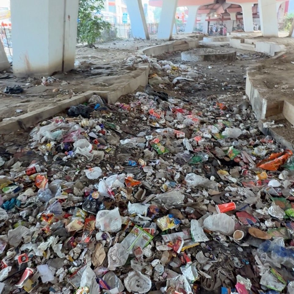 YTKDIndia's tweet photo. 🚨 Content creators are now volunteering to clean up the streets because the authorities won’t.

If citizens have to pick up the garbage themselves, what exactly are municipal corporations collecting taxes and getting sanitation budgets for? https://t.co/FRASTXL8mr