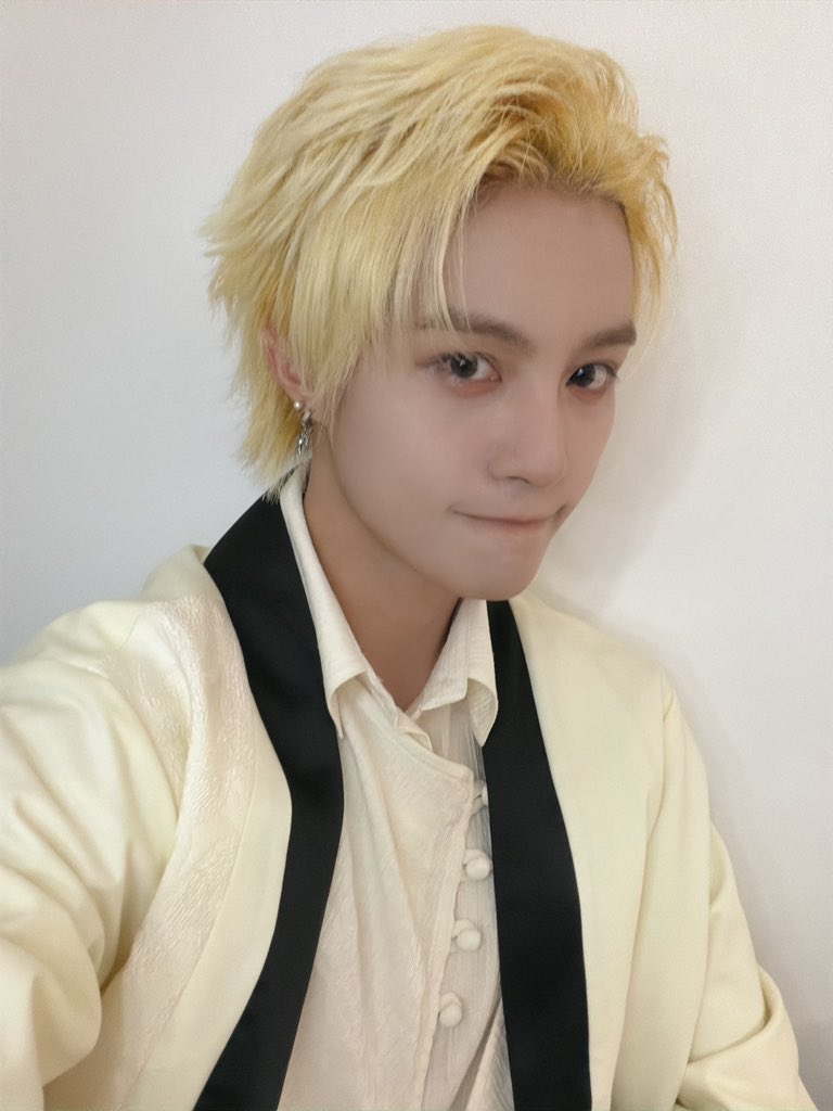 xiaojun_xdj's tweet photo. YANGYANG 💭

“It’s over”
“Even though it’s abit short ☹️”
“But at least it was enough for Kun-ge to promote the 3rd tour!”
“It’s my real hair now!”
“The sheep hair diary is coming to an end soon”
“Hahahahaha”
“As the time I spend blow-drying my hair each day gets longer”
“I’m starting to feel it more and more”