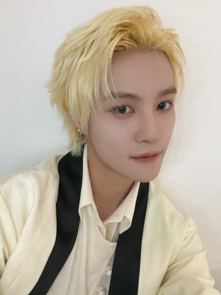 xiaojun_xdj's tweet photo. YANGYANG 💭

“It’s over”
“Even though it’s abit short ☹️”
“But at least it was enough for Kun-ge to promote the 3rd tour!”
“It’s my real hair now!”
“The sheep hair diary is coming to an end soon”
“Hahahahaha”
“As the time I spend blow-drying my hair each day gets longer”
“I’m starting to feel it more and more”
